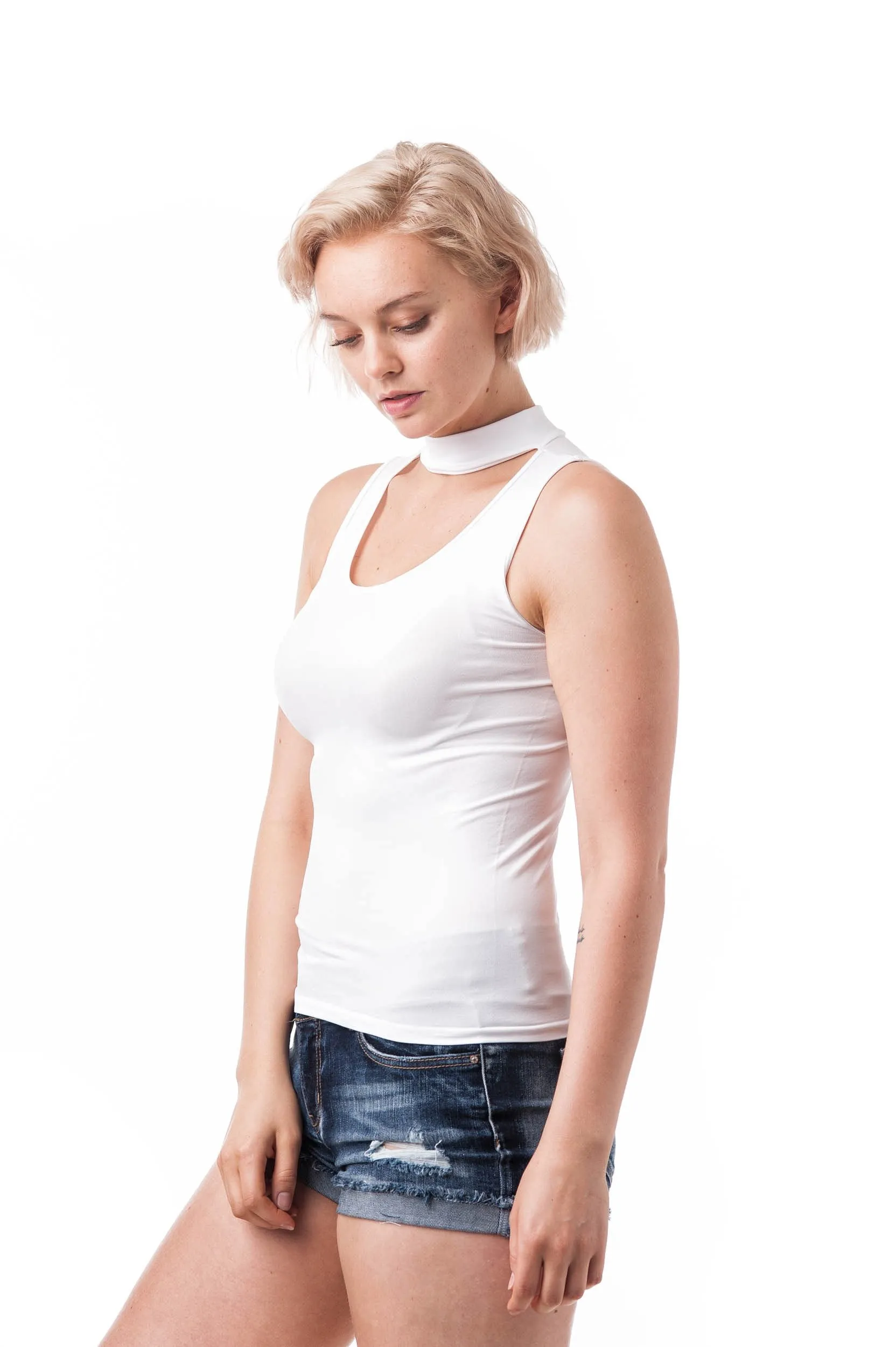 Sleeveless One Size Solid Choker Scoop Neck Top